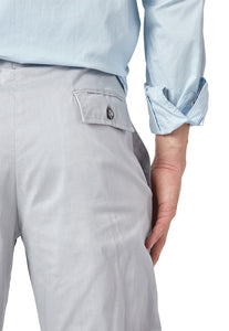 Pantalón gris para ejecutivos modernos. No requiere uso de cinturón.
