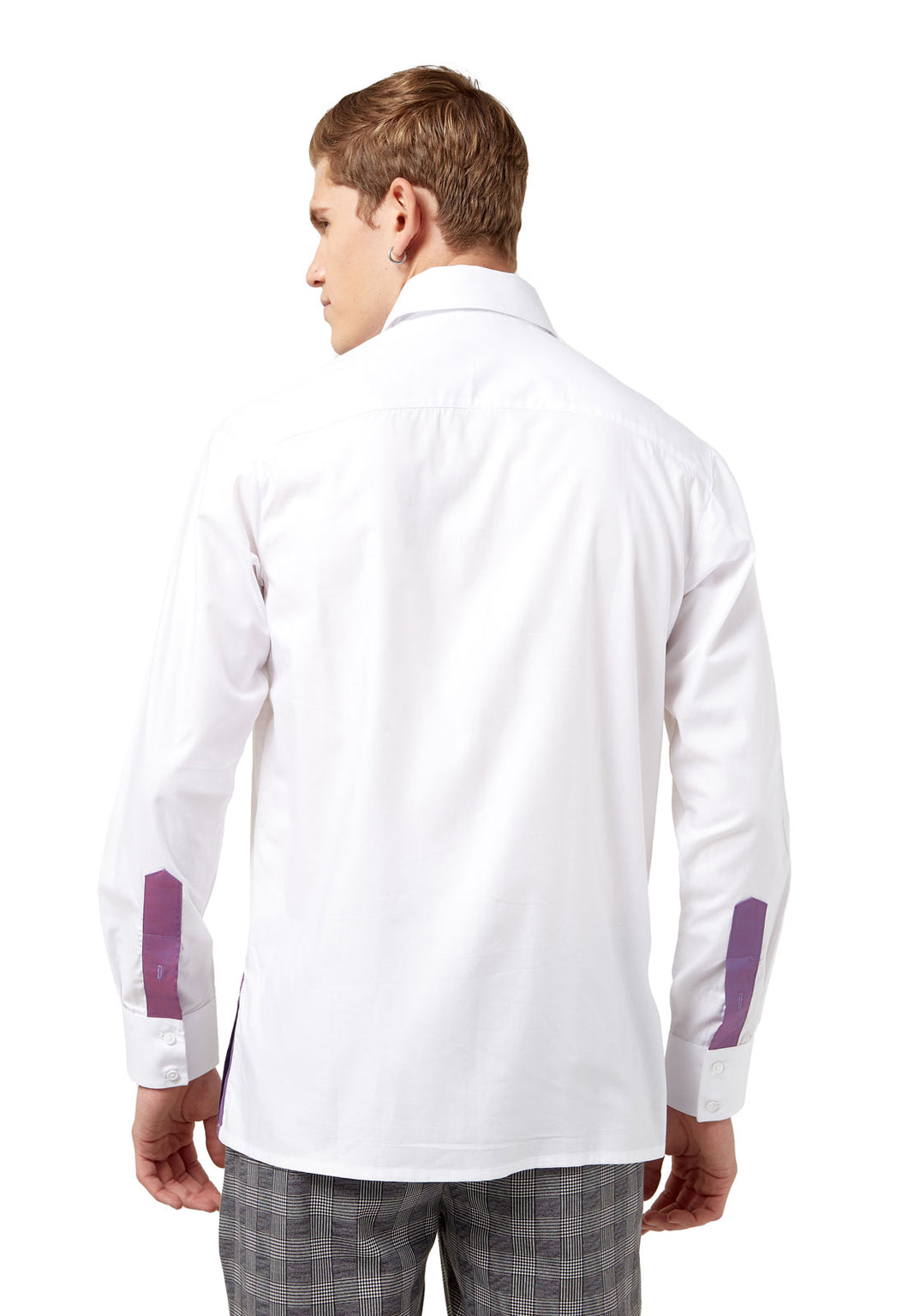 Camisa elegante para hombre blanca con apliques en morado tornasol, hecha en Bogotá,  Colombia