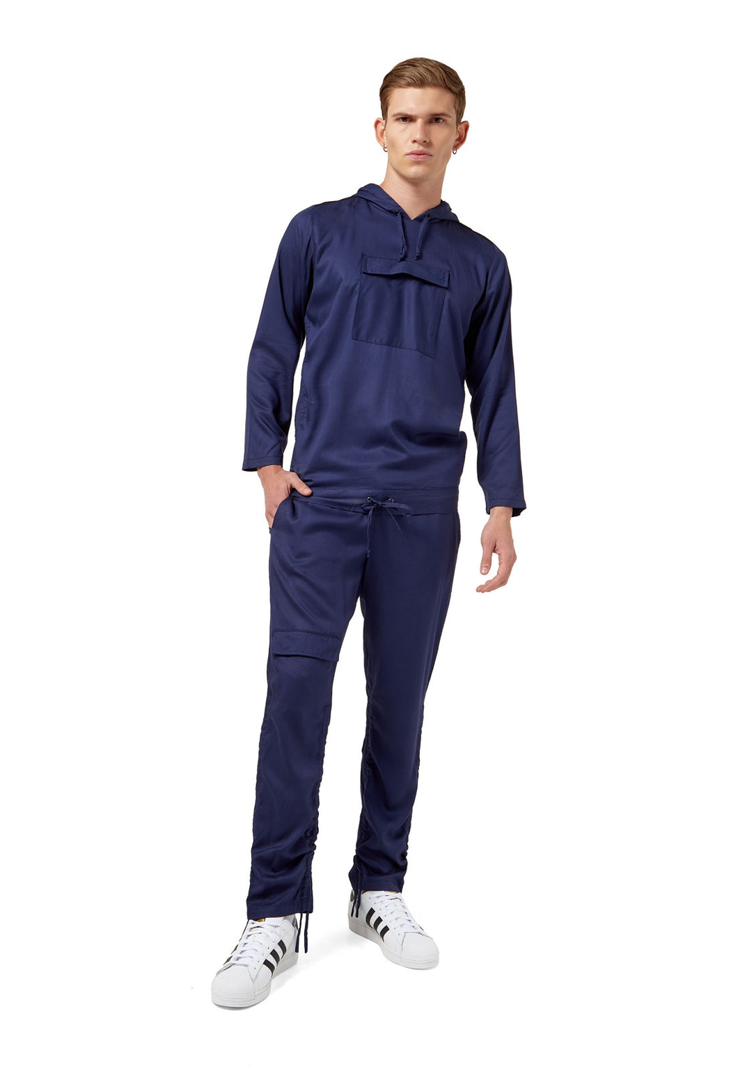 Pantalón  retráctil azul náutico de OSOP Mansion, new Fluid chic style for men. Nuevas tendencias de moda masculina y sin género, hecho en Colombia.
