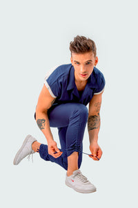 Pantalón  retráctil azul náutico de OSOP Mansion, new Fluid chic style for men. Nuevas tendencias de moda masculina y sin género, hecho en Colombia.